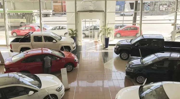 Vehículos usados estacionados en un lote de venta de autos