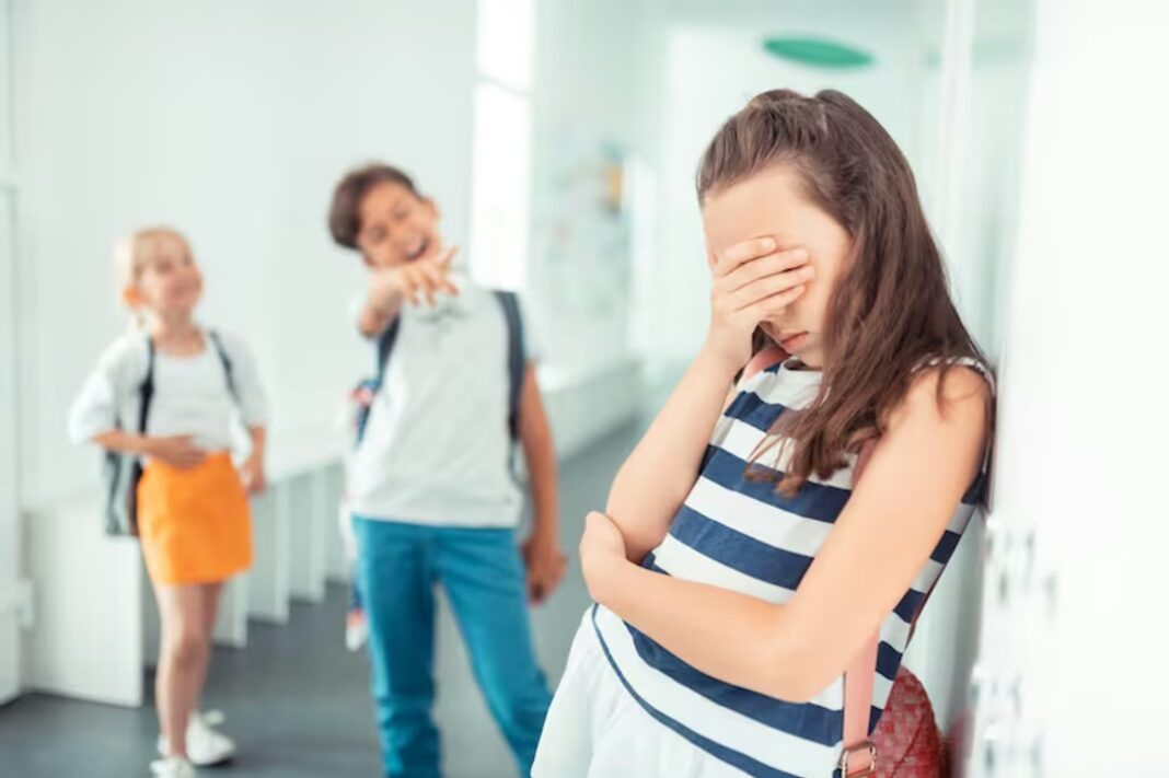 Niño usando un teléfono móvil en un entorno escolar