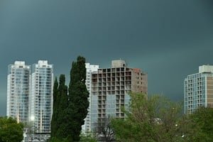 Cielo cubierto y nubes de tormenta sobre la ciudad de Santa Fe
