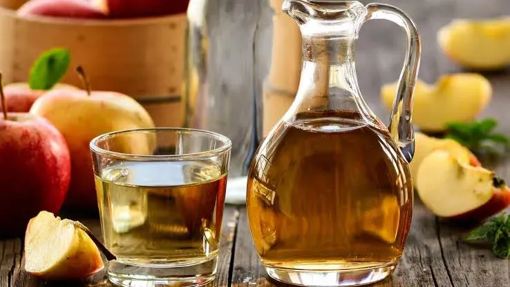 Frasco de producto de limpieza con etiqueta de advertencia