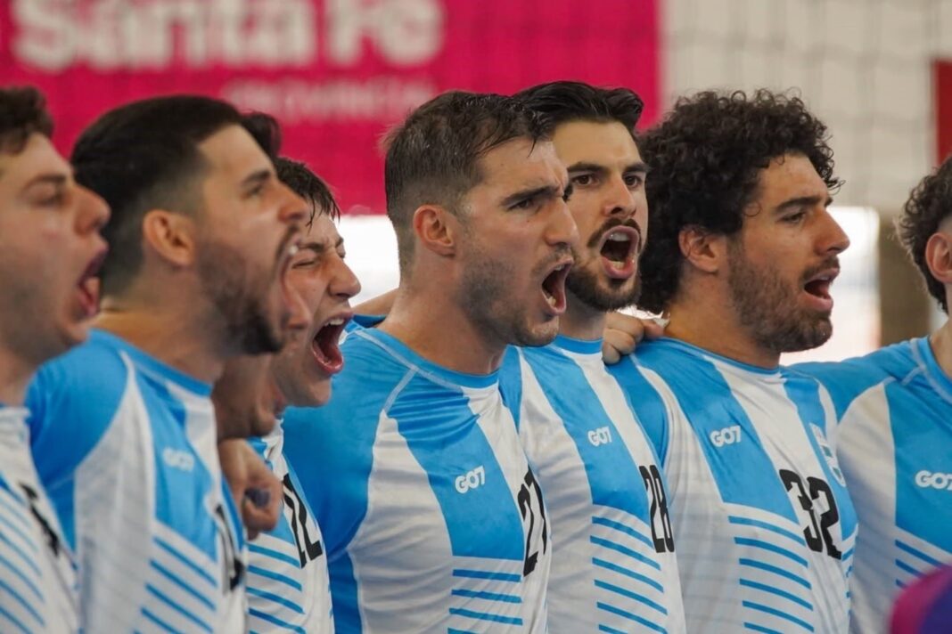 Momento del Himno Nacional antes de la final de handball en el estadio Invencible de Santa Fe