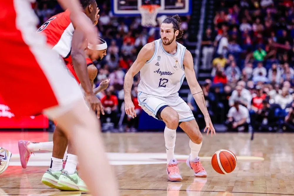 Jugadores de Argentina y Canadá durante el partido de eliminatorias FIBA