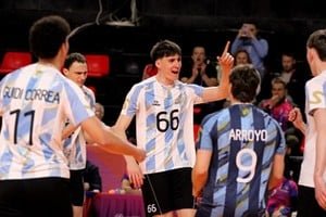 Seleccionado argentino de vóleibol masculino celebrando un punto durante el partido contra Bolivia en los Juegos Suramericanos Santa Fe 2026