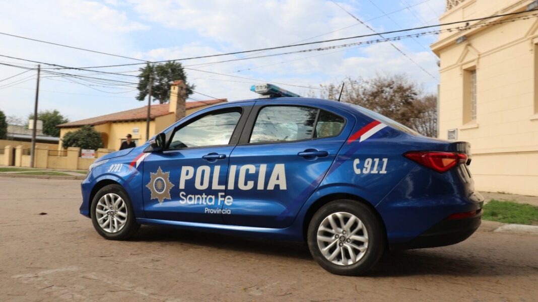 Móvil policial en la escena del crimen en la zona sur de Santa Fe