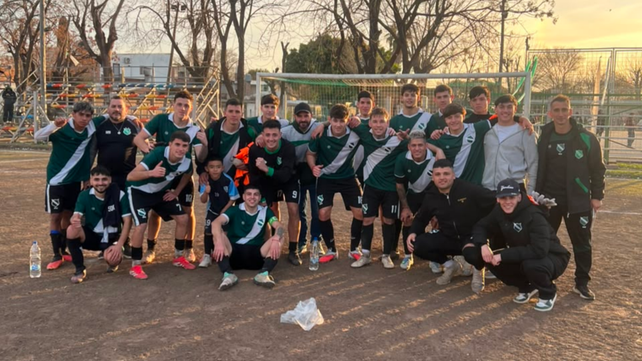 Cancha de fútbol de la Asociación Rosarina con jugadores disputando un partido