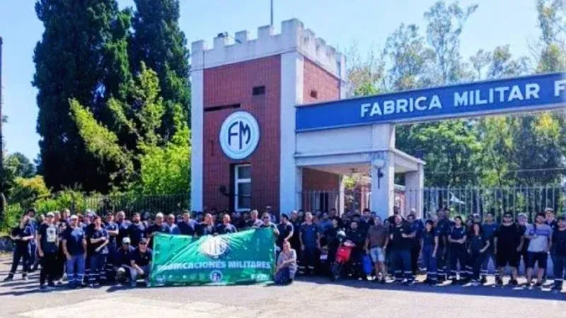 Trabajadores de ATE en asamblea en la planta de Fabricaciones Militares de Fray Luis Beltrán