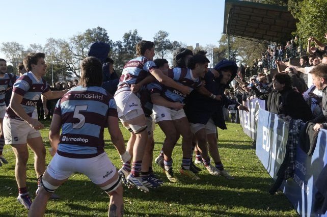 Equipo de Atlético del Rosario celebrando la victoria