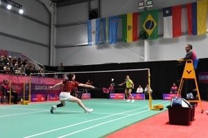 Deportistas del seleccionado argentino de bádminton durante un partido en los Juegos Suramericanos
