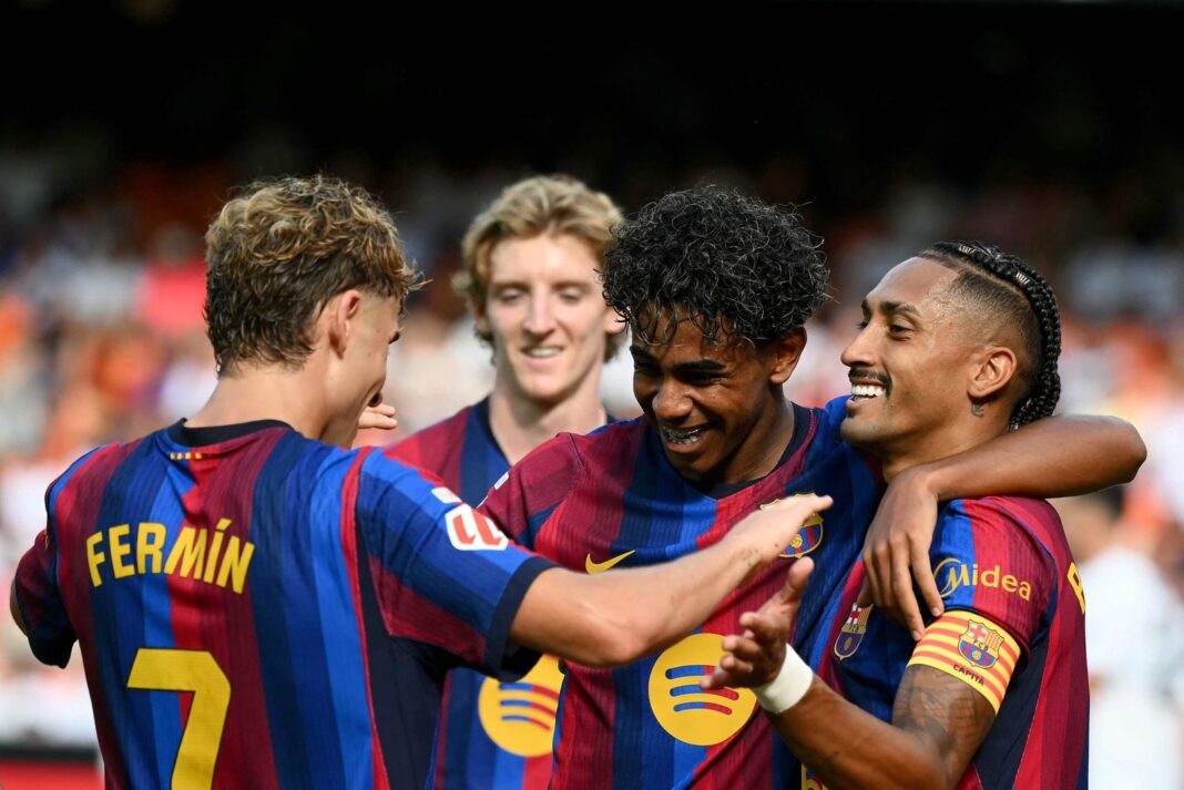 Jugadores de Barcelona celebran un gol ante Valencia en Mestalla
