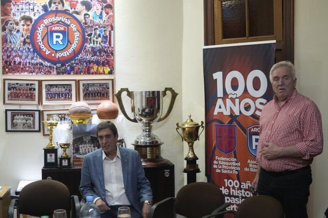 Sergio Gatti, presidente de la Confederación Argentina de Básquetbol, durante su visita a la Asociación Rosarina de Básquetbol