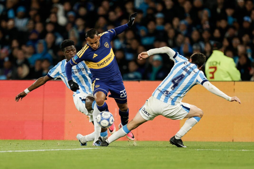 Jugadores de Boca y Racing disputando un partido de fútbol