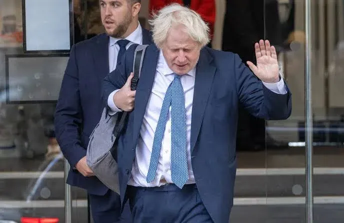 Boris Johnson durante un viaje en tren desde Ucrania hacia Polonia
