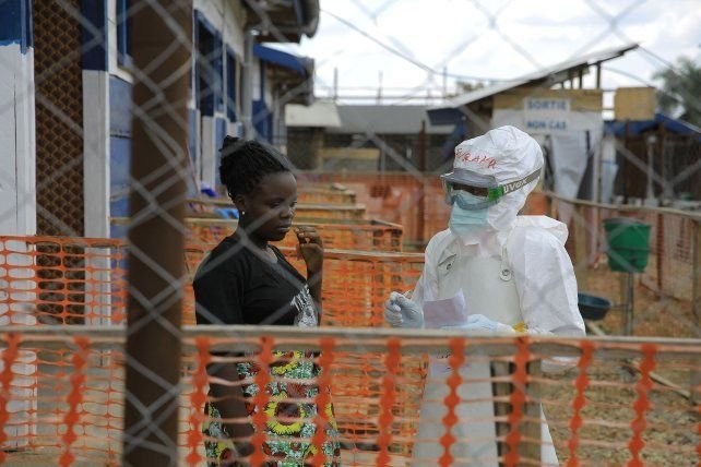 Personal sanitario durante una campaña de contención del brote de ébola en la República Democrática del Congo