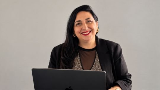 Cecilia Ribecco, consultora en comunicación y branding, durante una conferencia sobre inteligencia artificial y negocios