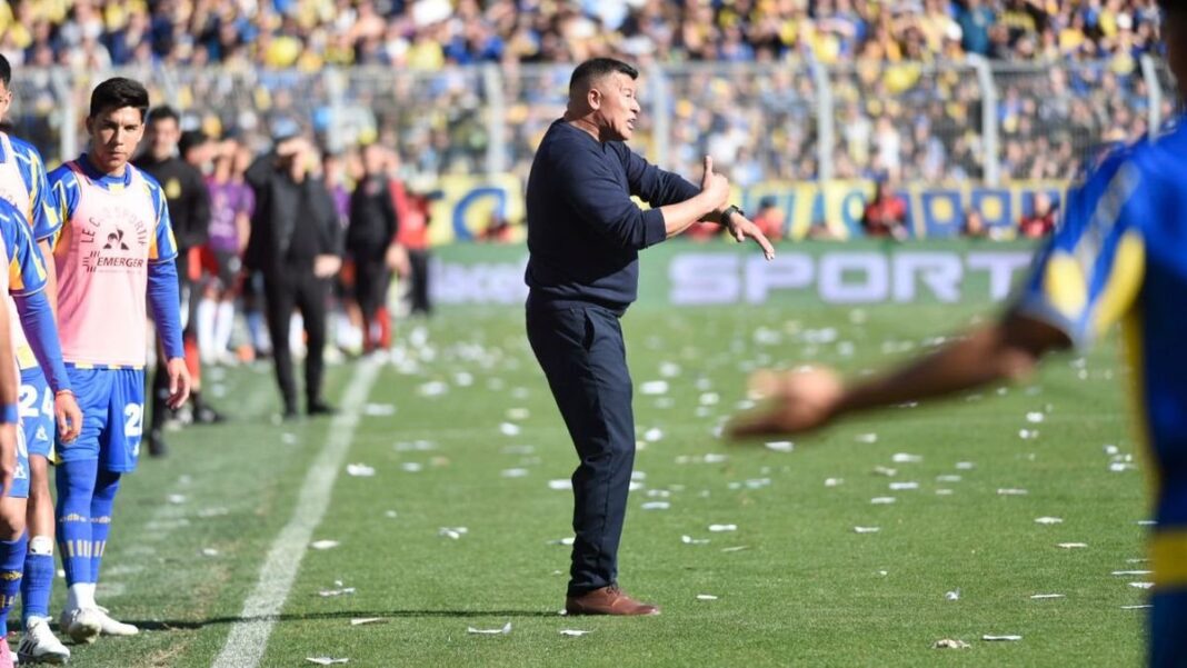 Jugada del clásico entre Rosario Central y Newell's Old Boys en el Gigante de Arroyito