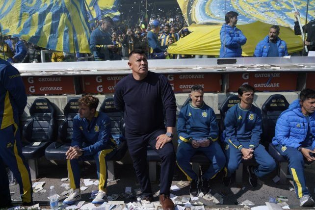Jorge Almirón, entrenador de Rosario Central, durante un partido