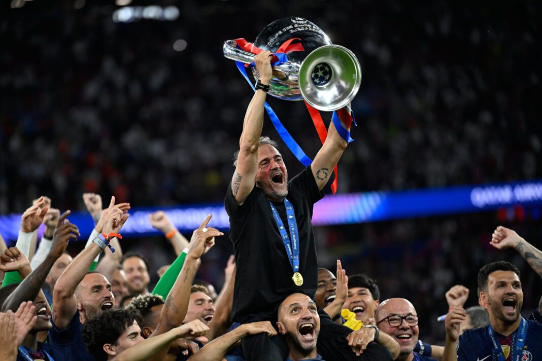 Balón de fútbol de la Champions League sobre el césped
