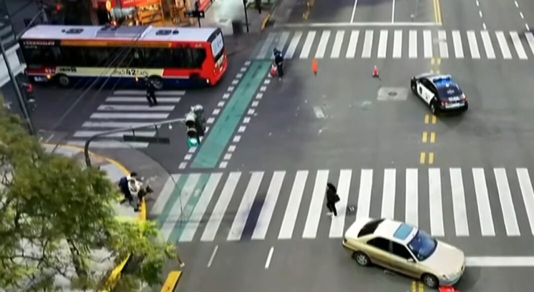 Choque entre un colectivo de la Línea 42 y un auto en Avenida del Libertador y Echeverría, Belgrano