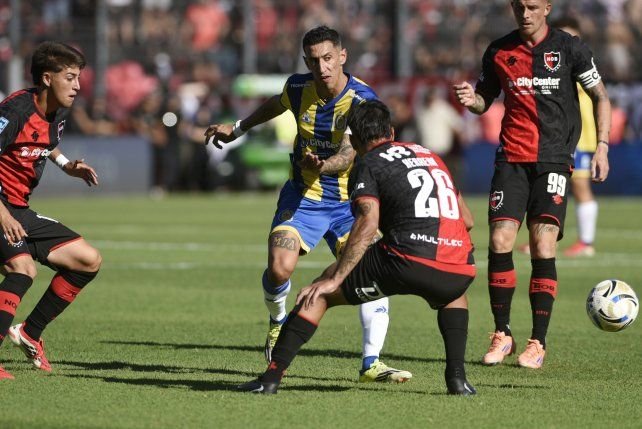 Jugadores de Rosario Central y Newell's Old Boys en un clásico