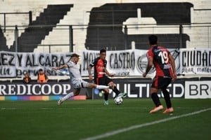 Jugadores de Colón y All Boys durante el partido en Floresta