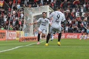 Jugadores de Colón festejan un gol durante el partido contra Sarmiento en el estadio Brigadier General Estanislao López