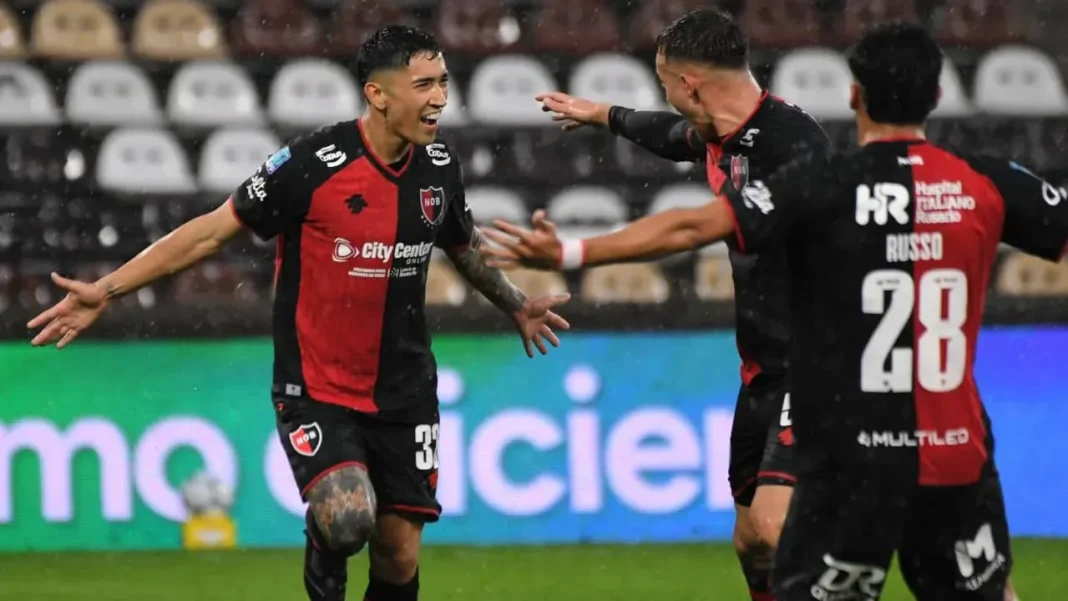 Jugadores de Newell's celebrando el gol de Santiago Solari ante Platense