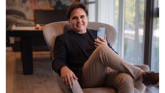 Matías Caballero, corredor inmobiliario en Córdoba, junto a su plataforma HOMYRA