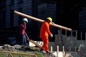 Obreros trabajando en una obra en construcción