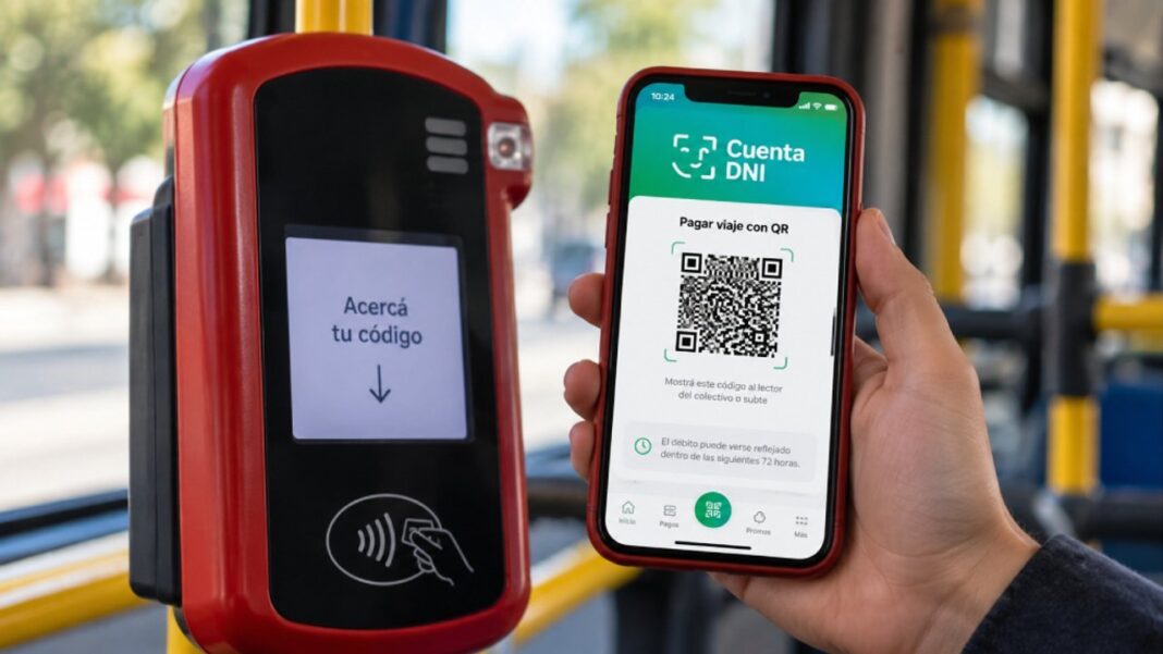 Usuario escaneando un código QR con su celular para pagar el transporte público