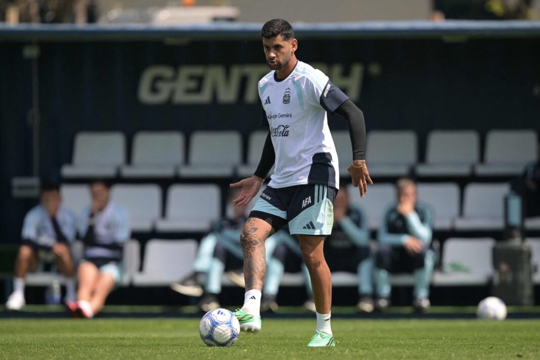 Cristian Cuti Romero durante un partido de la selección argentina