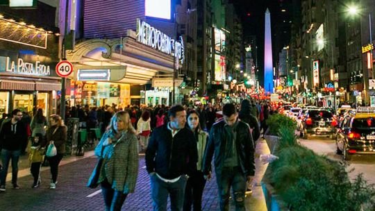 Calle Corrientes en Buenos Aires durante la noche con multitudes
