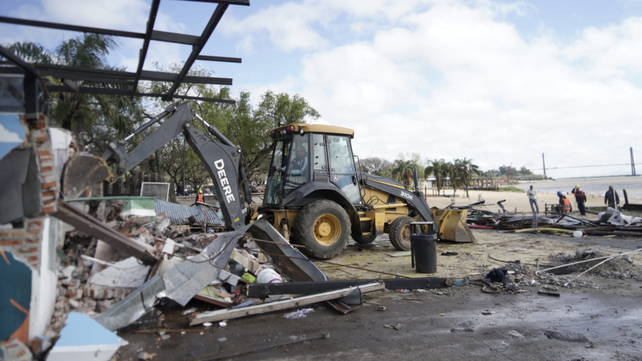 Demolición del bar Paradiso en la costanera norte de Rosario