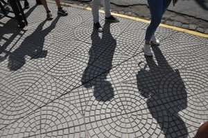Personas buscando trabajo en una oficina de empleo