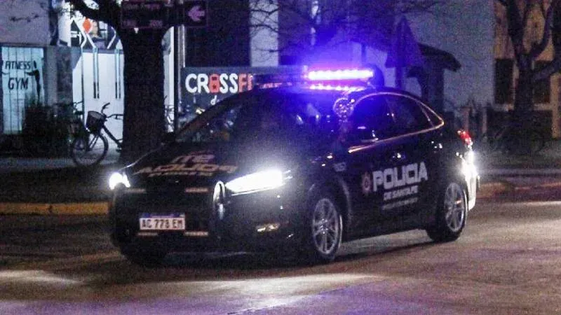 Móvil policial en la escena del homicidio en la zona oeste de Rosario