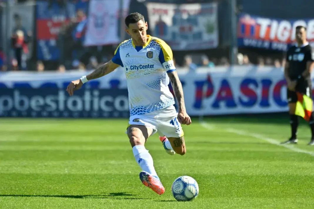 Ángel Di María celebrando un gol con la camiseta de Rosario Central