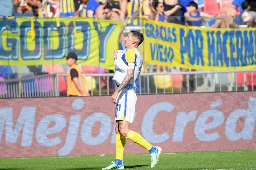 Ángel Di María celebrando con la camiseta de Rosario Central