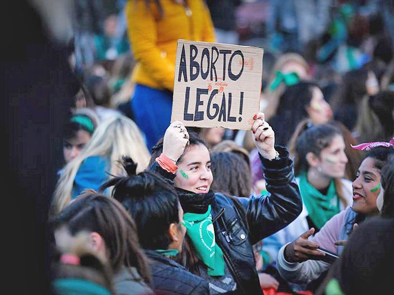 Mesa informativa de la Campaña Nacional por el Derecho al Aborto en la Plaza San Martín