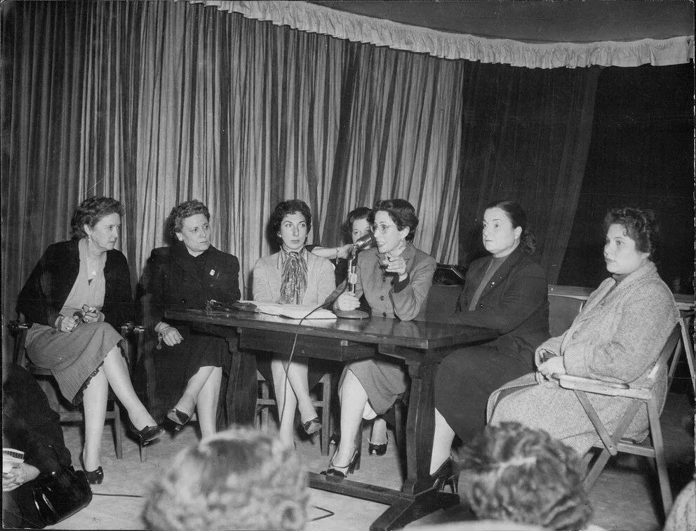 Mujeres votando en Argentina tras la promulgación de la ley de voto femenino de 1947