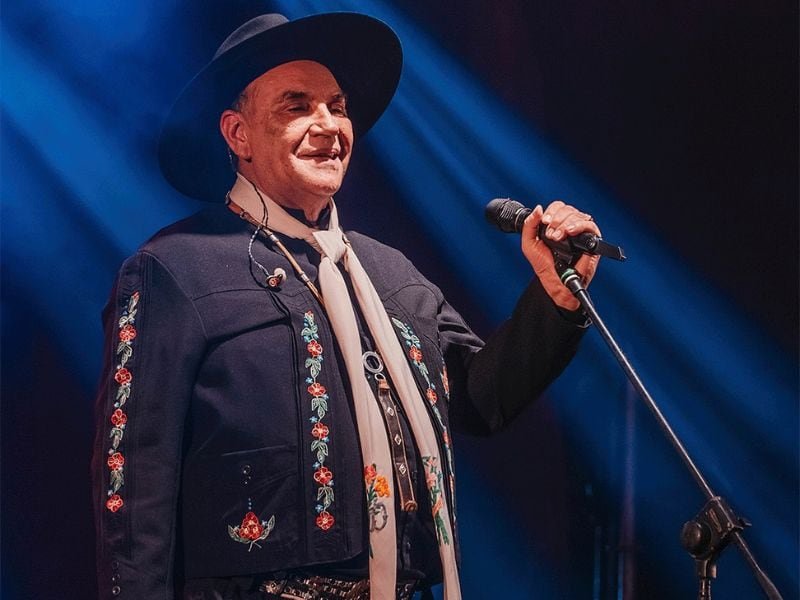 El Chaqueño Palavecino durante un recital en un escenario