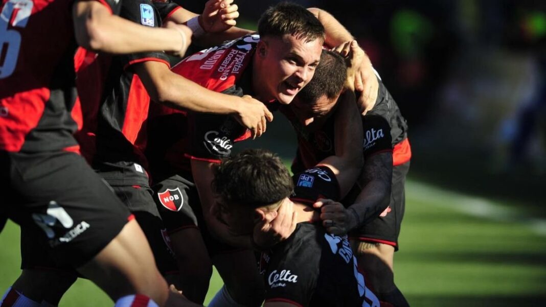 Jugador de Newell's Old Boys celebrando un gol