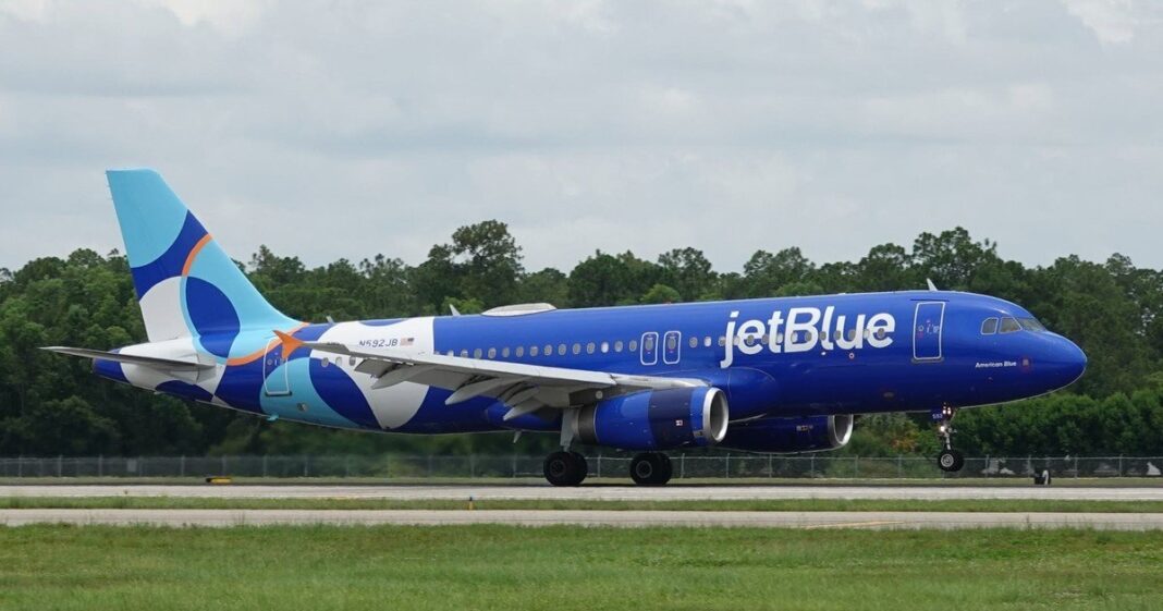 Avión de JetBlue en el Aeropuerto Internacional de Fort Lauderdale-Hollywood