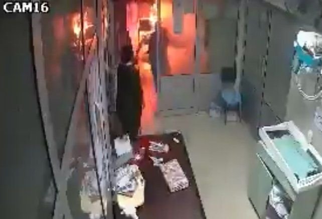 Enfermera sosteniendo a un bebé en un hospital de Pakistán