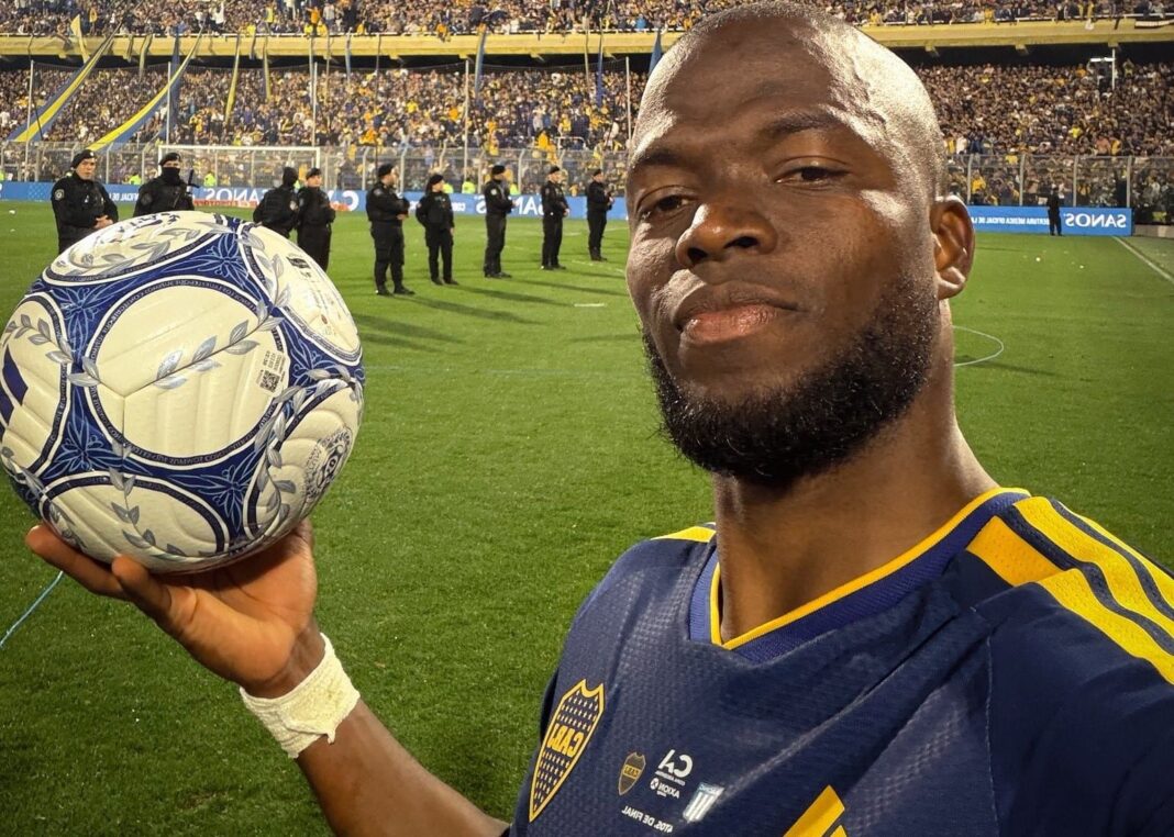 Enner Valencia celebrando uno de sus tres goles de cabeza en el partido entre Boca y Racing por la Copa Argentina