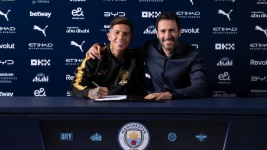 Enzo Fernández con la camiseta del Manchester City