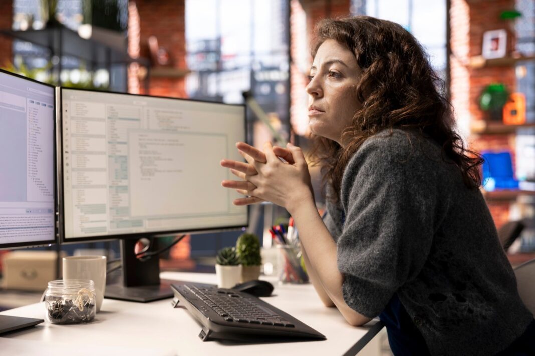 Persona utilizando una interfaz de inteligencia artificial en una computadora