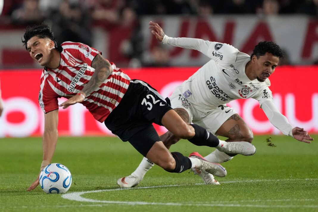 Jugadores de Estudiantes y Corinthians disputando una pelota durante el partido de cuartos de final de la Copa Libertadores en La Plata.