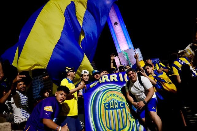 Simpatizantes de Rosario Central festejando en las calles de la ciudad