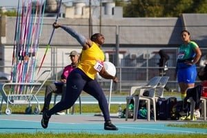 Atleta de lanzamiento de jabalina en competencia en el Centro de Alto Rendimiento Deportivo de Santa Fe