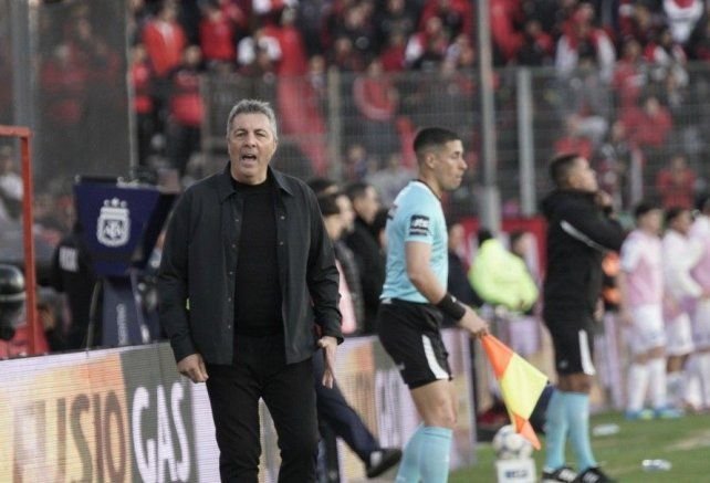Frank Kudelka, entrenador de Newell's, durante un partido