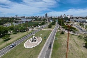 Fuente de la Cordialidad en Santa Fe sin agua, con el Puente Oroño de fondo